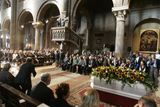 Rakev s ostatky Pavarottiho během obřadu v modenské katedrále
