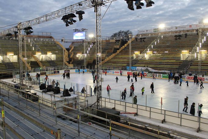 Čtyři dny před prvním zápasem brněnské Komety pod širým nebem je areál téměř připravený. V neděli očekává nápor tisíců fanoušků.