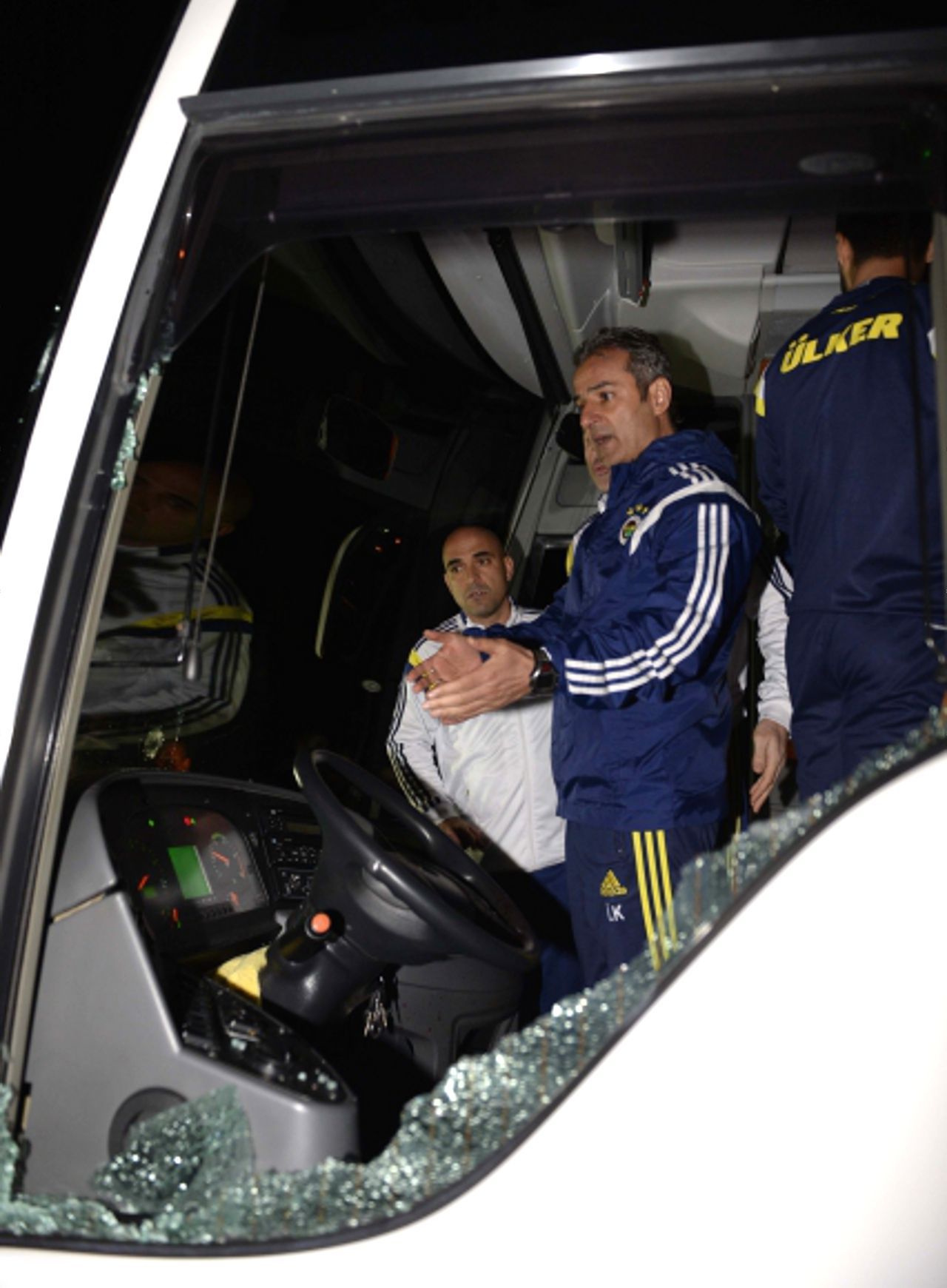 Zničený autobus fotbalistů Fenerbahce Istanbul