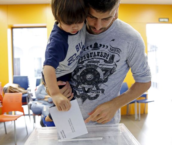 Gerard Pique, hráč FC Barcelona, hlasuje spolu se svým synem Milanem v regionálních volbách.