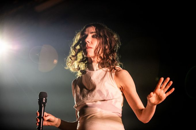 Snímek z pražského koncertu PJ Harvey.