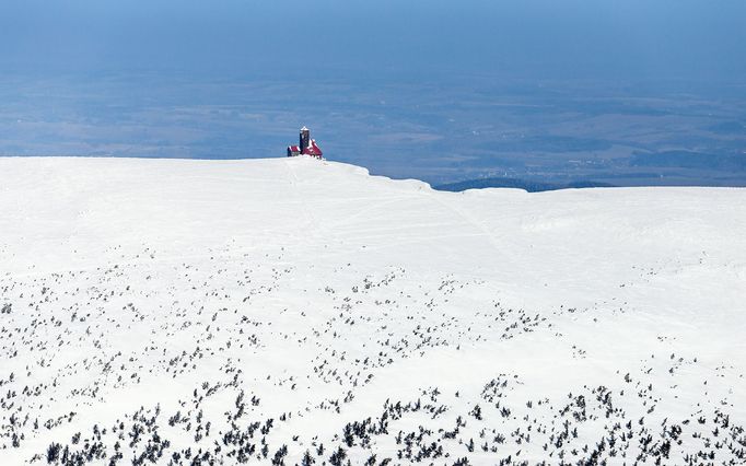 Krkonoše z výšky. Zimní snímky od Vrbatovy boudy až po Sněžku