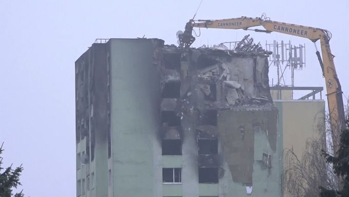 Obří nůžky z Kladna “ohlodávají” prešovský panelák. Stavbu zničil výbuch plynu, zemřelo osm lidí.