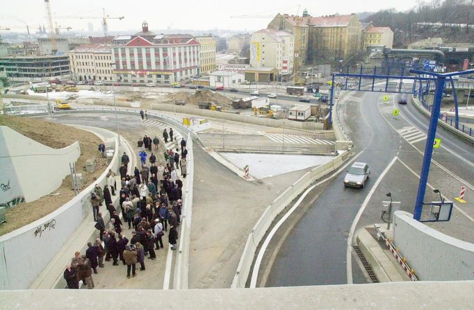 Otevření nového nájezdu z Kartouzské ulice do Strahovského tunelu v Praze. Snímek z roku 2001.