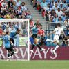 Raphael Varane dává gól v zápase Uruguay -- Francie na MS 2018
