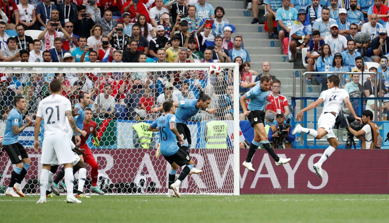 Raphael Varane dává gól v zápase Uruguay -- Francie na MS 2018