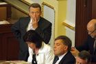 Kancléř dolní komory parlamentu Petr Kynštetr bedlivě sleduje, zda nefotím o přestávce.
