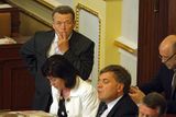 Kancléř dolní komory parlamentu Petr Kynštetr bedlivě sleduje, zda nefotím o přestávce.