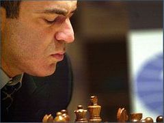 Garri Kasparov nad šachovnicí