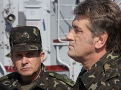 Viktor Juščenko na návštěvě vojenského cvičení.