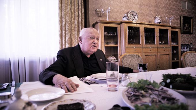 Michaila Gorbačova kamera často snímá v pološeru místností prostorného domu, který dostal „na dožití“.
