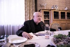 Jaký je Gorbačovův ráj. Režisér zachytil ruského státníka jako smutného muže