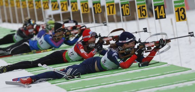 Střelba vleže ještě takovým úskalím pro biatlonistky nebyla, nedařilo se jim však vestoje.