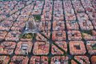 Barcelona, Španělsko. Kultovní barcelonská architektura a živoucí kultura udělaly z tohoto města oblíbenou turistickou destinaci, ale davy tu mohou být zahlcující. Alternativou je třeba katalánská Girona (španělsky Gerona). Nabízí okouzlující starou čtvrť, středověké hradby a bohatou historii bez davů turistů. Pro ty, koho zajímá katalánská kultura, je to vynikající volba.