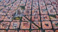 Barcelona, Španělsko. Kultovní barcelonská architektura a živoucí kultura udělaly z tohoto města oblíbenou turistickou destinaci, ale davy tu mohou být zahlcující. Alternativou je třeba katalánská Girona (španělsky Gerona). Nabízí okouzlující starou čtvrť, středověké hradby a bohatou historii bez davů turistů. Pro ty, koho zajímá katalánská kultura, je to vynikající volba.