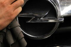 Sberbank vyhrožuje kvůli Opelu General Motors žalobou