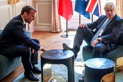 Johnson u Macrona pobouřil nohou na stole. Žoviální premiér jen reagoval na vtip