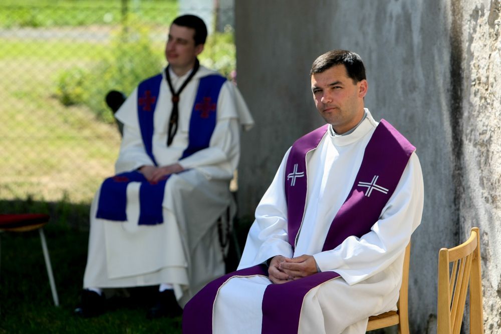 Mše v Číhošti k příležitosti uložení ostatků Toufara do místního kostela