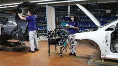 továrna Volkswagen v době koronaviru - zaměstnanci s rouškami