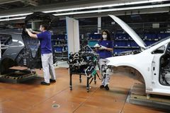 Německé automobilky začínají obnovovat výrobu, Volkswagen otevře i v Bratislavě