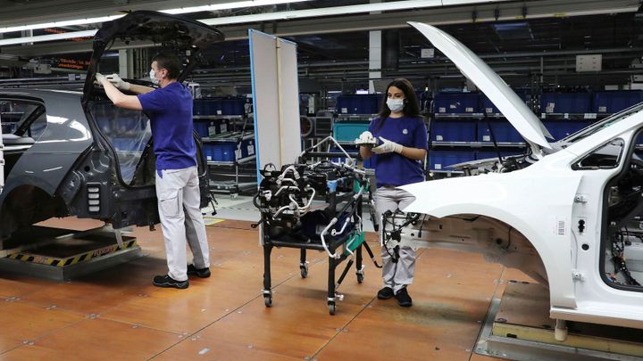 Německé automobilky začínají obnovovat výrobu, Volkswagen otevře i v Bratislavě