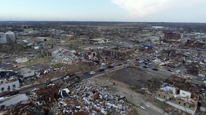 Až 40 tornád zasáhlo šest amerických států. Nejpostiženější je stát Kentucky.