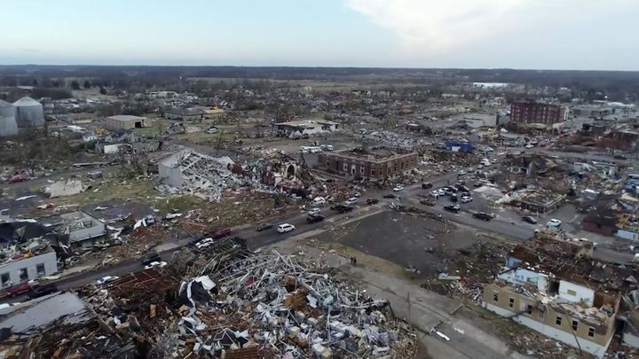 Foto: Jako jedoucí vlak. Série tornád v USA srovnala se zemí celá města; Zdroj foto: Reuters