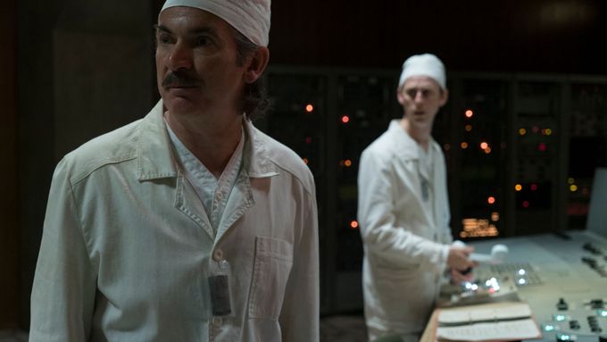 Operátoři ve velínu elektrárny, záběr z prvního dílu minisérie HBO Černobyl.
