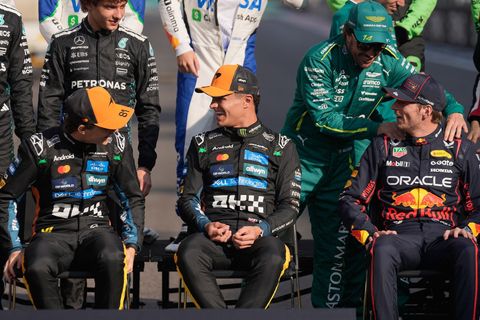 Společní focení jezdců F1 na konci sezony 2025 v Abú Zabí