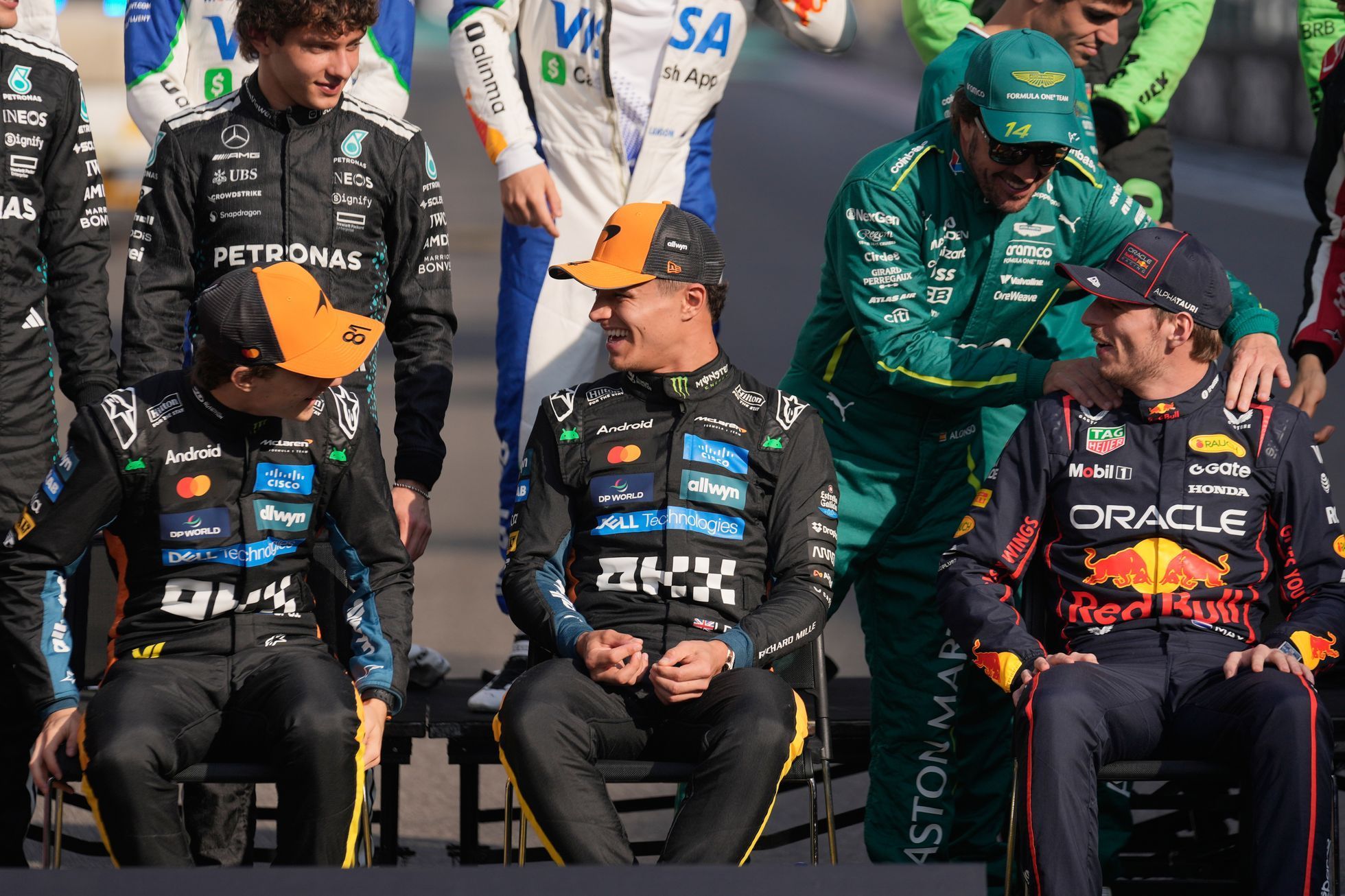 Společné focení jezdců F1 na konci sezony 2025 v Abú Zabí