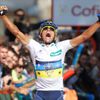 Španělský cyklista Alberto Contador slaví vítězství během 17. etapy španělské Vuelty 2012.