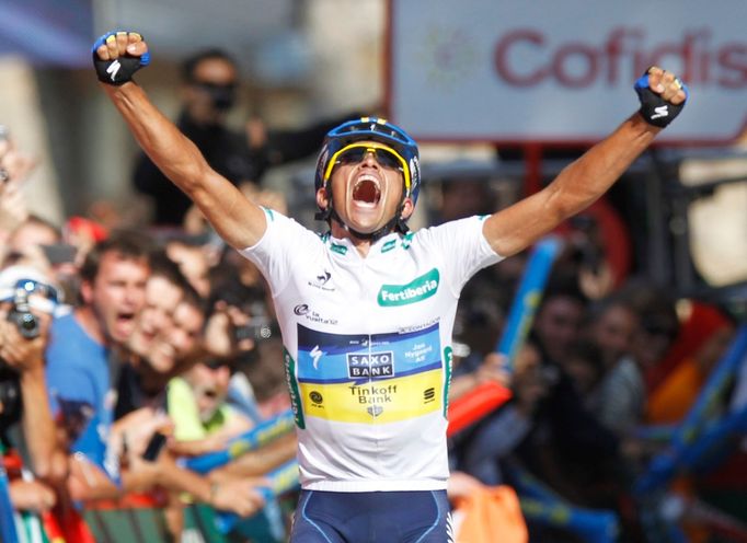 Španělský cyklista Alberto Contador slaví vítězství během 17. etapy španělské Vuelty 2012.