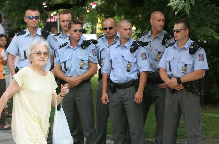 Policisté uprostřed
