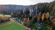 Stačí jen odbočit mimo turistický okruh a objevíte tradiční stavení.