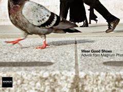 Obálka knihy Wear good shoes, kterou společně vydala agentura Magnum Photos a magazín LensCulture.