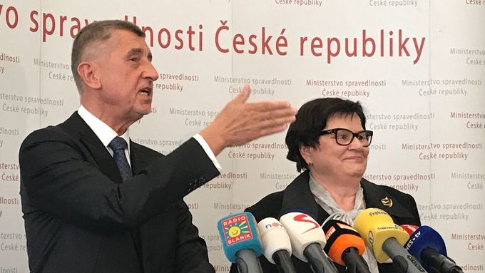 Premiér Andrej Babiš při uvádění Marie Benešové do funkce.