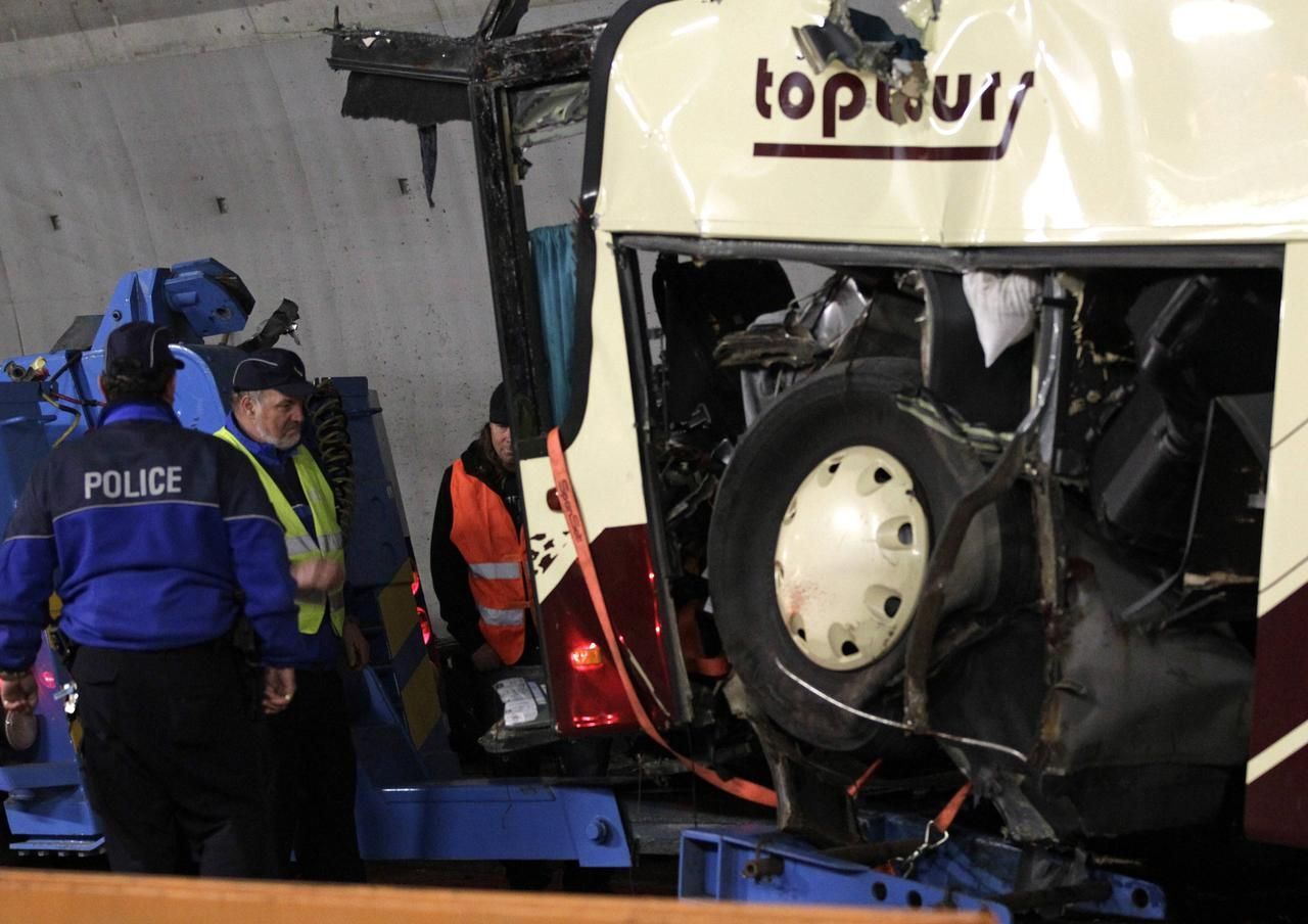 Tragická nehoda autobusu ve Švýcarsku