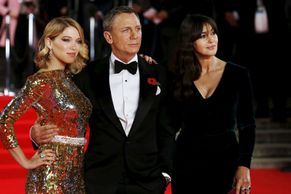 Bond. James Bond, zaznělo Londýnem. Světové premiéry Spectre se účastnila i Kate s Williamem