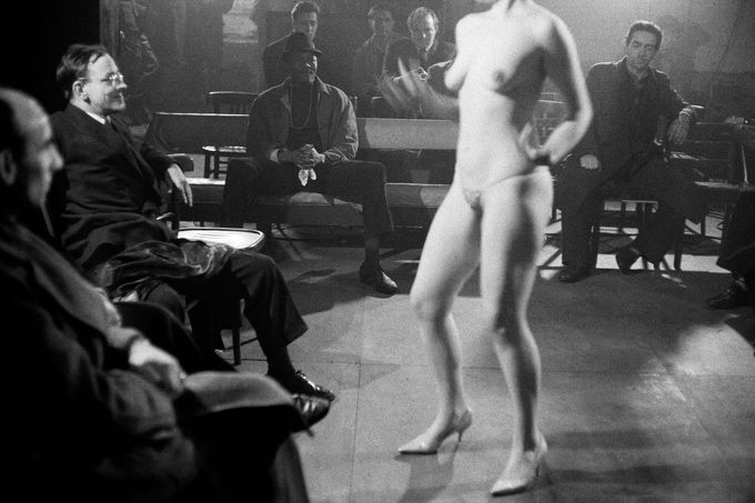 Striptérka v pravděpodobně prvním oficiálním striptýzovém klubu ve čtvrti SOHO v Londýně, rok 1963.