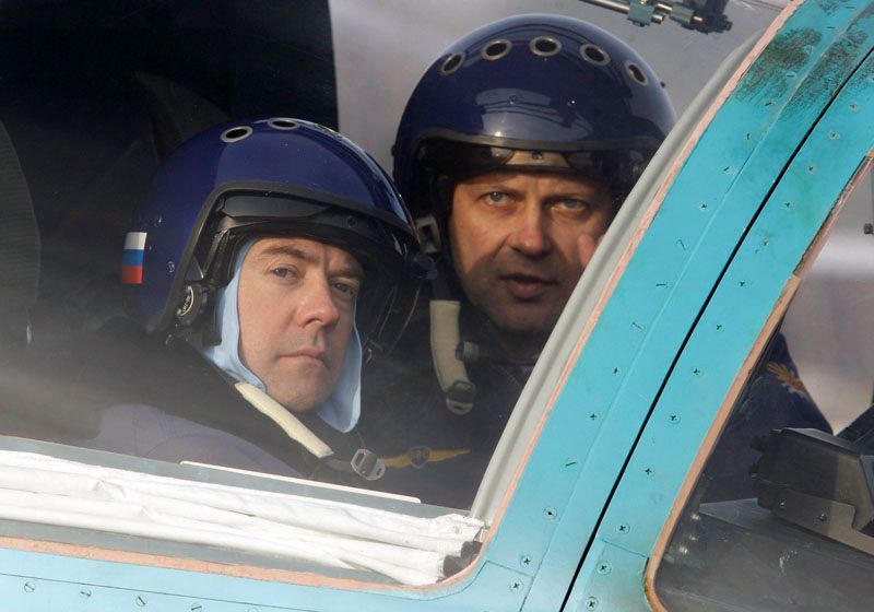 Dmitrij Medveděv jako pilot bombardéru