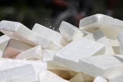 Britští policisté našli v soukromém letadle půl tuny kokainu