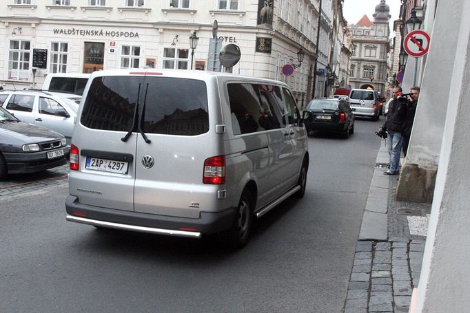 Dodávka, která pravděpodobně přivezla Davida Ratha do Poslanecké sněmovny.