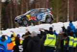 Boční pohled na letící vůz obhájce titulu Sébastiena Ogiera odhaluje, jakou vůli mají tlumiče speciálů WRC.