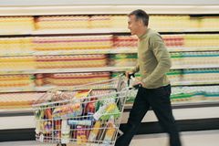 Češi kvůli inflaci řeší při nákupu potravin čím dál víc cenu. Koukají i na složení