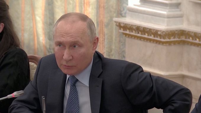 "Další mobilizace není potřeba - zatím." Ruský prezident v červnu promlouval k válečným reportérům.