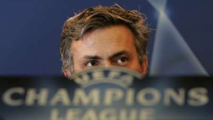 Být Valencií, tak jsem  v nadšení opatrný, rýpnul si do soupeře trenér Chelsea José Mourinho.