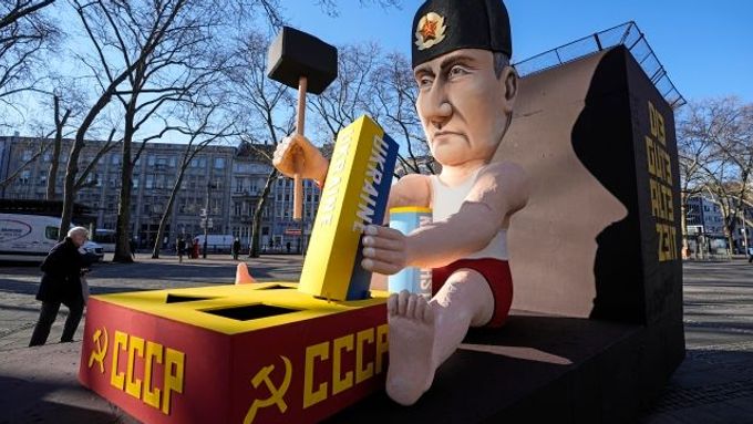 Putin a jeho stavebnice. (Součástí protestů proti Putinově agresi se v Kolíně nad Rýnem stal i alegorický vůz, který paroduje jeho touhu obnovit Sovětský svaz.)