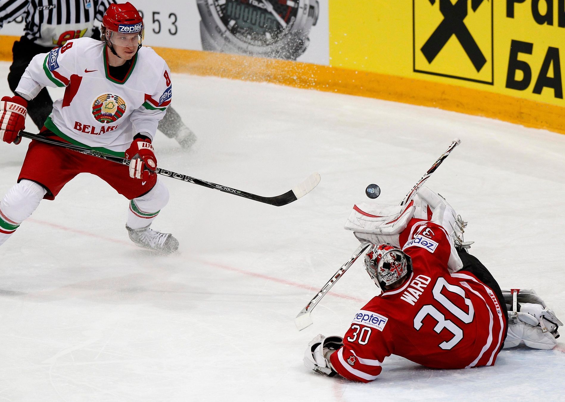 Ward zasahuje před Kolosovem v zápase Kanada - Bělorusko