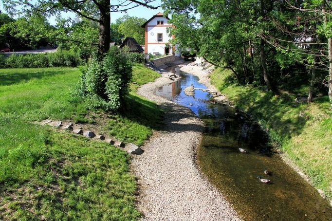 Revitalizace drobného vodního toku - náhonu - v parku Střelnice.