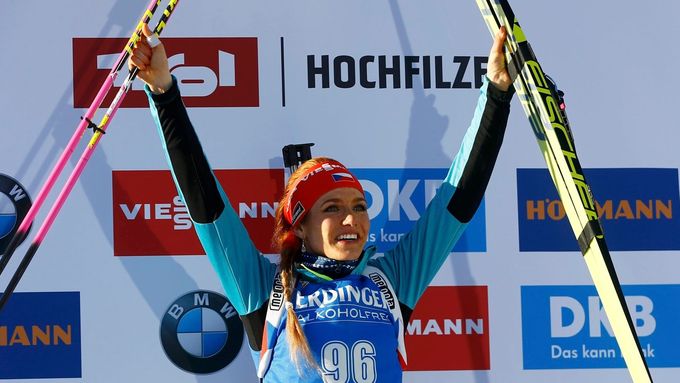 Gabriela Koukalová slaví zlato z mistrovství světa.